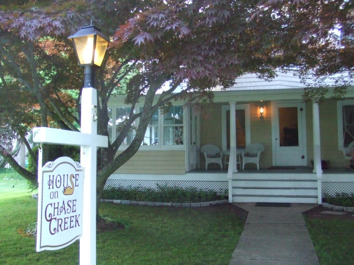 House On Chase Creek Bed and Breakfast Shelter Island Heights Exteriör bild