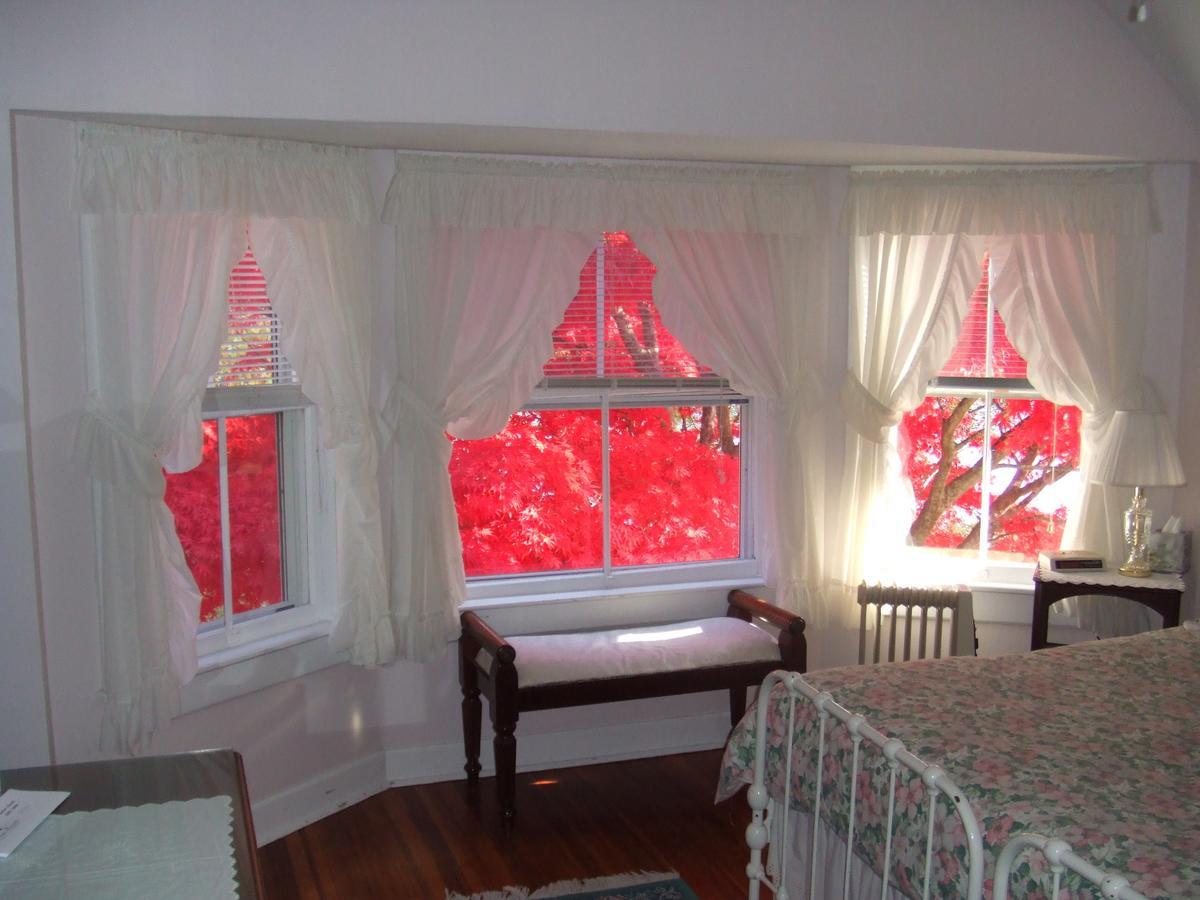 House On Chase Creek Bed and Breakfast Shelter Island Heights Exteriör bild
