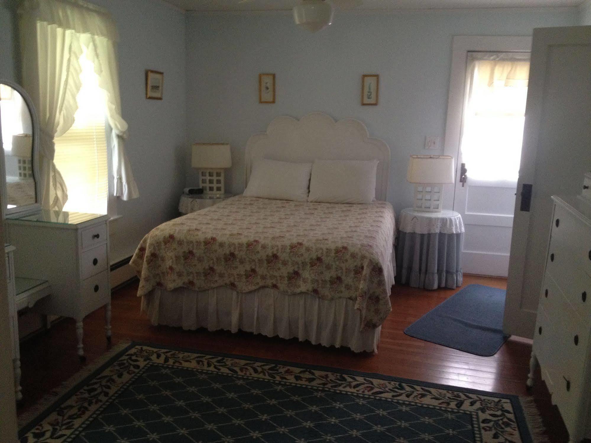 House On Chase Creek Bed and Breakfast Shelter Island Heights Exteriör bild