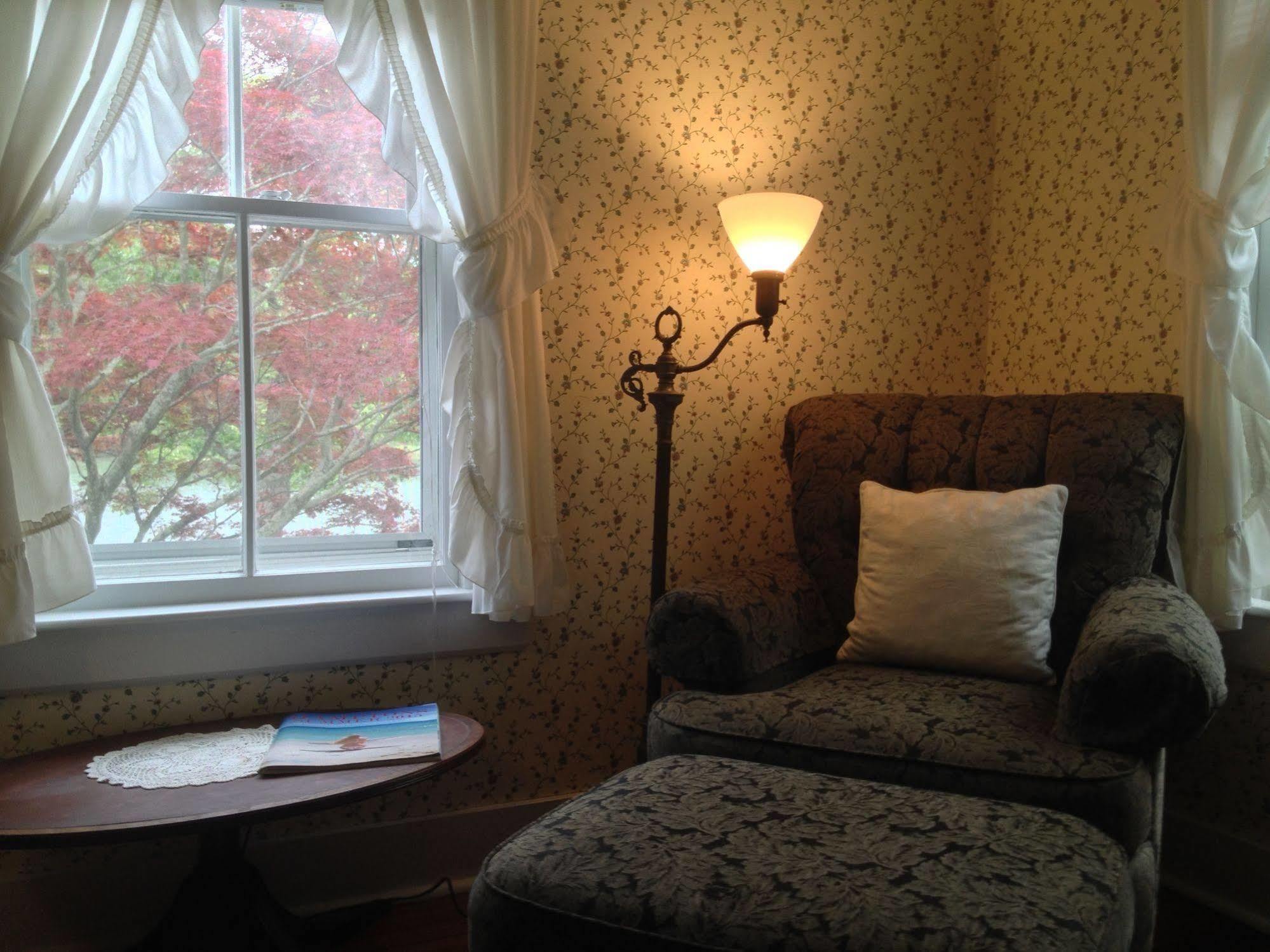 House On Chase Creek Bed and Breakfast Shelter Island Heights Exteriör bild